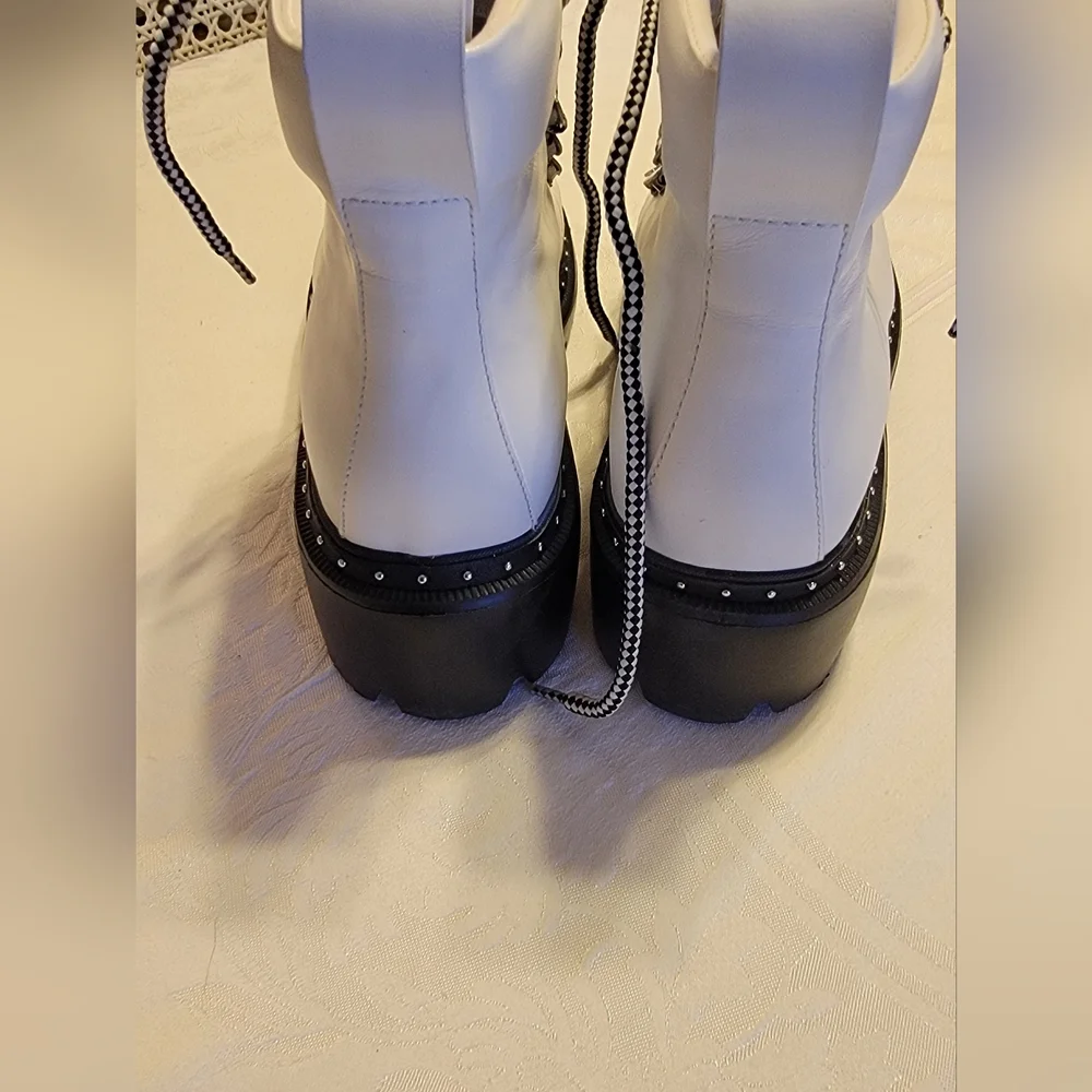 Blondo Chrissy white lace up Lug boots ankle Booties Doc Martin Style Sz 10M